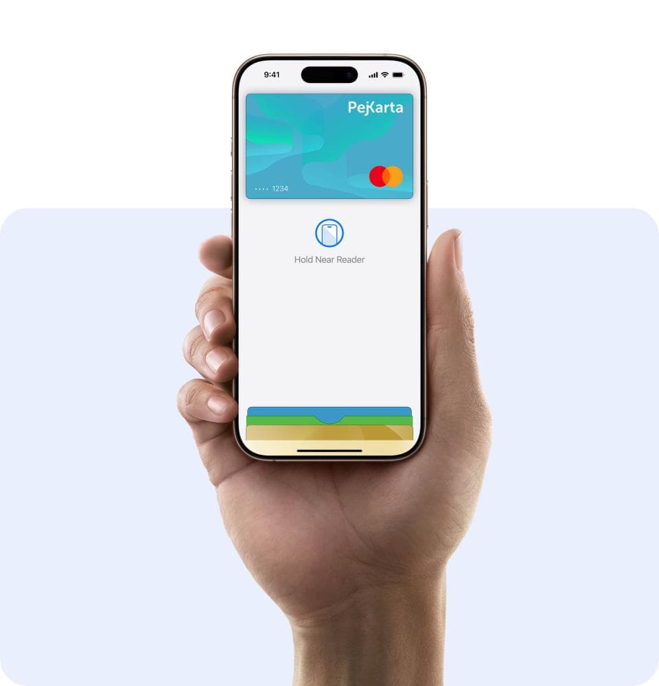 Dłoń trzymająca smartfona z wyświetloną cyfrową kartą „PejKarta” Mastercard. Na ekranie widoczny jest niebieski symbol wyboru i napis „Gotowe”, co wskazuje na zakończone dodanie karty do portfela mobilnego.